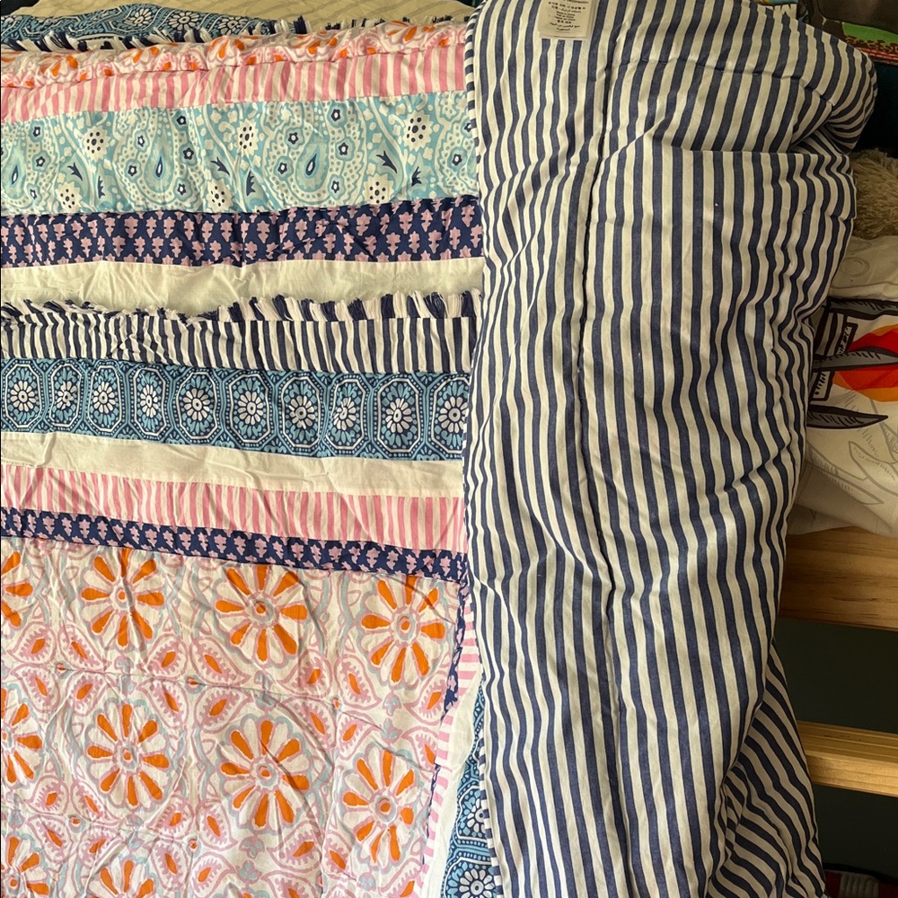 Multicolor Patterned comforter - Picture 5 of 5